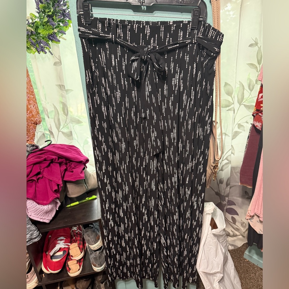 Torrid Black/White Women's pants- size 0/ EUC